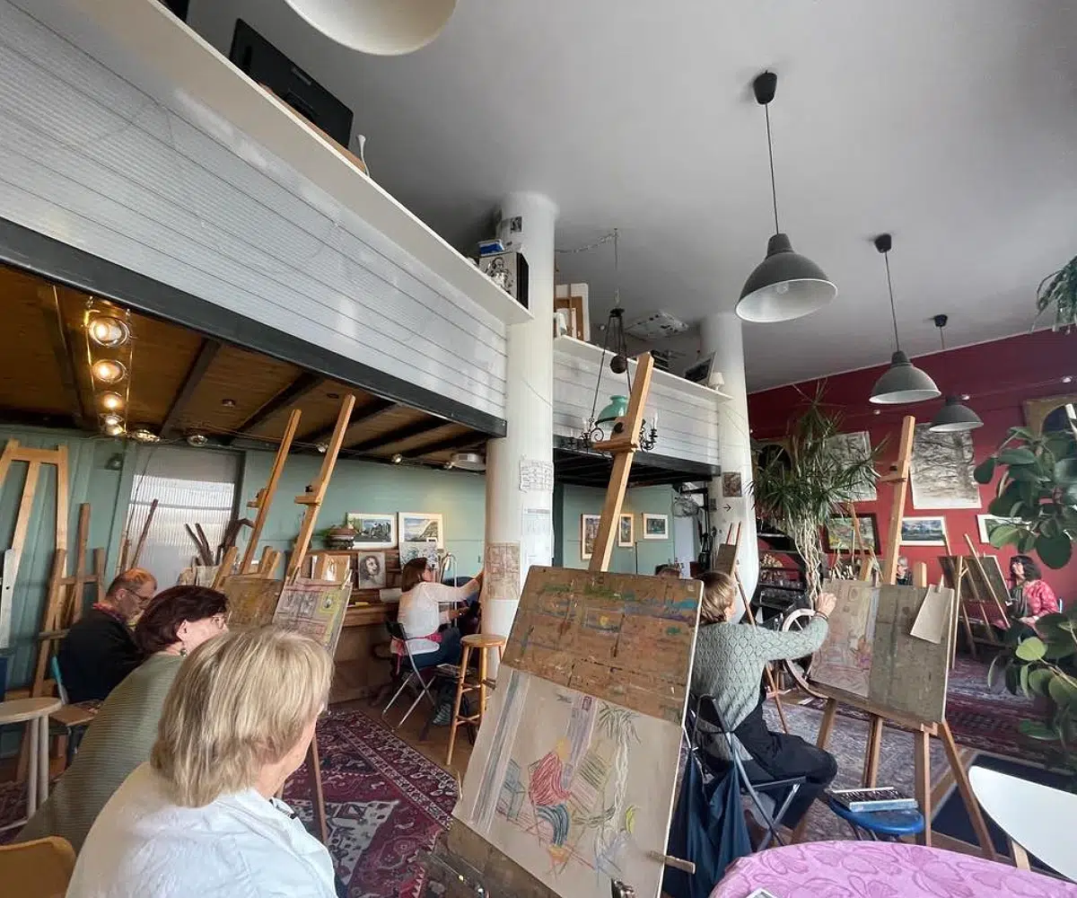 Personnes dessinant dans un atelier d'art