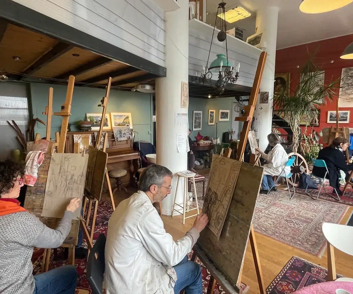 Artistes dessinant dans un atelier lumineux
