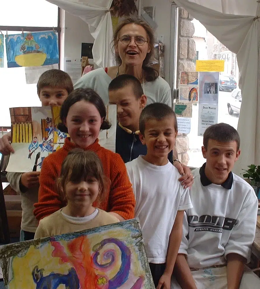Groupe d'enfants avec des peintures